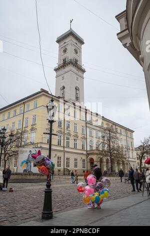 Lemberg, Ukraine. 17. April 2023. Ein Anbieter von Ballons im historischen Zentrum von Lemberg an einem Feiertag Trotz des Krieges feiern Menschen den zweiten Ostertag, fahren durch die Stadt, kaufen Geschenke und Ballons für Kinder, um Spaß zu haben und Zeit miteinander zu verbringen (Foto von Olena Znak/SOPA Images/Sipa USA) Guthaben: SIPA USA/Alamy Live News Stockfoto