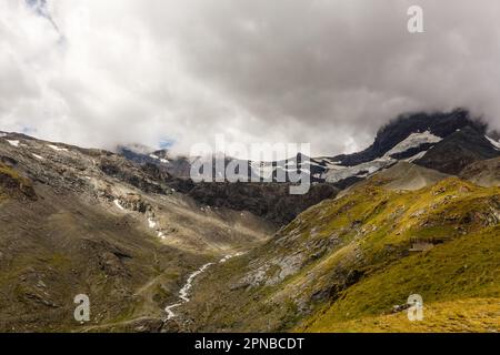 Schöne Erkundungstour durch die Berge in der Schweiz. Stockfoto