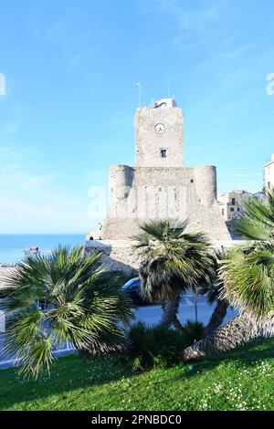 Ein antiker Turm in Termoli, einer mittelalterlichen Stadt in der Provinz Campobasso in Italien. Stockfoto