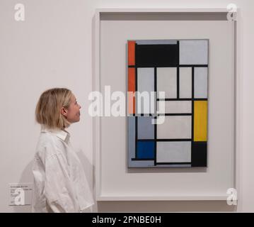 Tate Modern, London, Großbritannien. 18. April 2023. Eine große neue Ausstellung über Hilma af Klint und Piet Mondrian in Tate Modern. Mit ihrer Arbeit in einem engen dialog zum ersten Mal wird die Ausstellung die gemeinsame tiefe Verbindung der Künstler mit der natürlichen Welt erkunden. Bild: Piet Mondrian, Komposition mit Rot, Schwarz, Gelb, Blau und Grau, 1921. Kunstmuseum Den Haag. Das Foto darf NUR zu Zwecken der Kritik, der Rezension und der Nachrichtenberichterstattung oder anderer Handlungen veröffentlicht werden, die nicht gegen das Urheberrecht gemäß dem Copyright, Designs and Patents Act 1988 verstoßen. Kredit: Malcolm Park/Alamy Live News Stockfoto