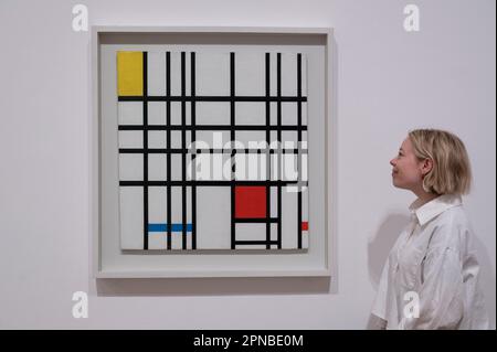 Tate Modern, London, Großbritannien. 18. April 2023. Eine große neue Ausstellung über Hilma af Klint und Piet Mondrian in Tate Modern. Mit ihrer Arbeit in einem engen dialog zum ersten Mal wird die Ausstellung die gemeinsame tiefe Verbindung der Künstler mit der natürlichen Welt erkunden. Bild: Werk von Piet Mondrian. Das Foto darf NUR zu Zwecken der Kritik, der Rezension und der Nachrichtenberichterstattung oder anderer Handlungen veröffentlicht werden, die nicht gegen das Urheberrecht gemäß dem Copyright, Designs and Patents Act 1988 verstoßen. Kredit: Malcolm Park/Alamy Live News Stockfoto