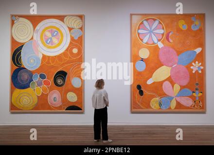 Tate Modern, London, Großbritannien. 18. April 2023. Eine große neue Ausstellung über Hilma af Klint und Piet Mondrian in Tate Modern. Mit ihrer Arbeit in einem engen dialog zum ersten Mal wird die Ausstellung die gemeinsame tiefe Verbindung der Künstler mit der natürlichen Welt erkunden. Motiv: Hilma af Klint, die zehn größten, Gruppe, 1907. Hilma af Klint Stiftung. Das Foto darf NUR zu Zwecken der Kritik, der Rezension und der Nachrichtenberichterstattung oder anderer Handlungen veröffentlicht werden, die nicht gegen das Urheberrecht gemäß dem Copyright, Designs and Patents Act 1988 verstoßen. Kredit: Malcolm Park/Alamy Live News Stockfoto