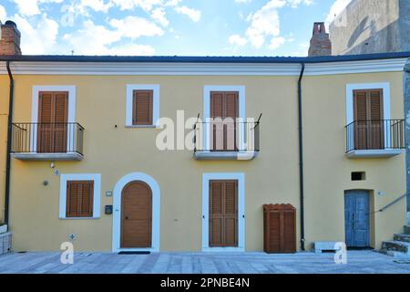 Ein charakteristisches Haus im historischen Viertel Termoli, einer Küstenstadt in der Provinz Campobasso in Italien. Stockfoto