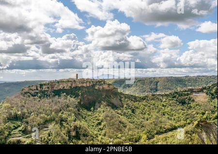 Panoramablick auf Civita di Bagnoregio, Italien, von Lubriano aus gesehen, unter einem dramatischen Himmel Stockfoto