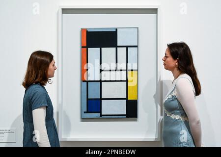 London, Großbritannien. 18. April 2023 "Composition with Red, Black, Yellow, Blue and Grey", 1921 von Piet Mondrian bei einer Vorschau auf "Hilma af Klint & Piet Mondrian - Forms of Life", eine neue Ausstellung in Tate. Es ist die bisher größte Präsentation der Arbeiten von Hilma af Klint im Vereinigten Königreich und die erste große Ausstellung in Großbritannien seit mehr als 25 Jahren, auf der neben seinen legendären Gitterkompositionen die frühen Arbeiten von Piet Mondrian vorgestellt werden. Die Show findet vom 20. April bis 3. September 2023 statt. Kredit: Stephen Chung / Alamy Live News Stockfoto