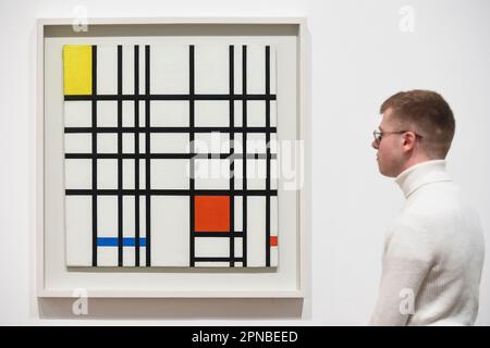 London, Großbritannien. 18. April 2023 "Composition with Yellow, Blue and Red", 1937-42 von Piet Mondrian bei einer Vorschau auf "Hilma af Klint & Piet Mondrian - Forms of Life", eine neue Ausstellung in Tate. Es ist die bisher größte Präsentation der Arbeiten von Hilma af Klint im Vereinigten Königreich und die erste große Ausstellung in Großbritannien seit mehr als 25 Jahren, auf der neben seinen legendären Gitterkompositionen die frühen Arbeiten von Piet Mondrian vorgestellt werden. Die Show findet vom 20. April bis 3. September 2023 statt. Kredit: Stephen Chung / Alamy Live News Stockfoto