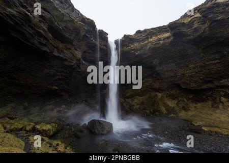 Malerischer Blick auf den Wasserfall Seljalandsfoss, der die Felsen in den bergigen Wäldern Islands hinunterfließt Stockfoto