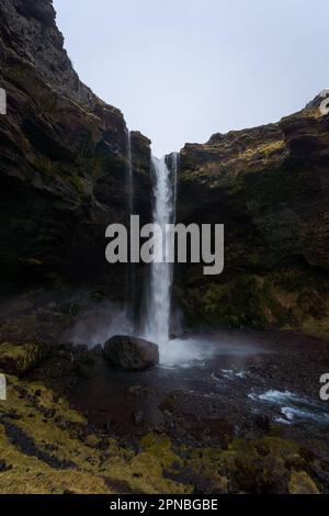 Malerischer Blick auf den Wasserfall Seljalandsfoss, der die Felsen in den bergigen Wäldern Islands hinunterfließt Stockfoto