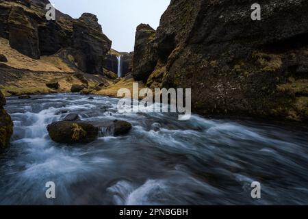 Malerischer Blick auf den Wasserfall Seljalandsfoss, der die Felsen in den bergigen Wäldern Islands hinunterfließt Stockfoto