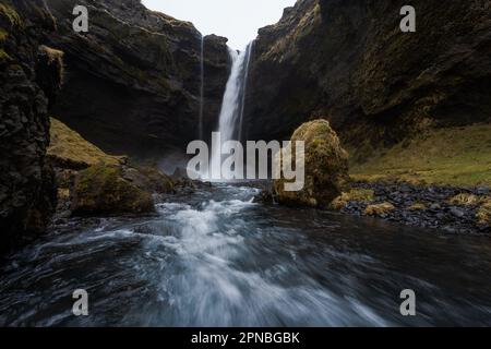 Malerischer Blick auf den Wasserfall Seljalandsfoss, der die Felsen in den bergigen Wäldern Islands hinunterfließt Stockfoto