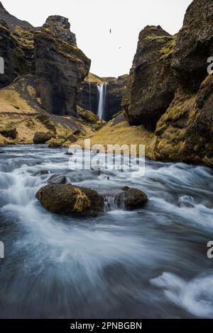 Malerischer Blick auf den Wasserfall Seljalandsfoss, der die Felsen in den bergigen Wäldern Islands hinunterfließt Stockfoto