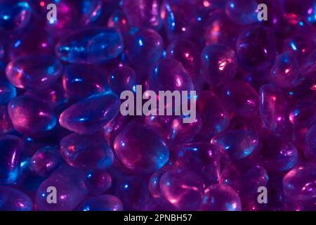 Von oben kleine rohe welo opal Steine in einem gelegt Pile unter blauem und rosa Licht Stockfoto