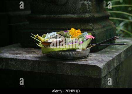 Canang Sari, gewebter Bambusbehälter mit Reis, Blumen, Weihrauch, Süßigkeiten und Obst. Das ist ein Opfer für die Götter, als Geste der Dankbarkeit in Bali Stockfoto