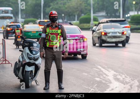 Bangkok, Thailand - 15. April 2023: Polizeibeamter auf den Straßen von Bangkok, Thailand. Stockfoto