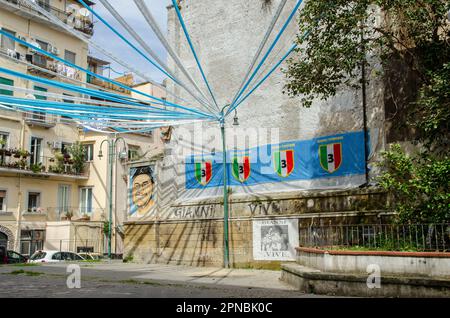 Neapel, Italien - 2. April 2023: Eine kleine piazza auf der Via San Giovanni in Porta im Zentrum von Neapel, mit Flößen und Flaggen, die den Erfolg feiern Stockfoto