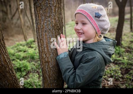 Natur annehmen: Begegnung mit wilder Natur hilft Mädchen, Stress abzubauen und das innere Gleichgewicht wiederherzustellen. Geheime Abenteuer im Wald Stockfoto