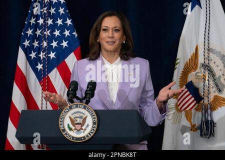 Los Angeles, USA. 17. April 2023. US-Vizepräsident Kamala Harris spricht am Montag, den 17. April, auf dem Los Angeles CleanTech Incubator (LACI) in Los Angeles, Kalifornien, USA, 2023. LACI, gegründet von der Stadt Los Angeles und ihrem Ministerium für Wasser und Strom im Jahr 2011, hat einen zweiten Fonds mit Unterstützung eingerichtet, um Gemeinden zu unterstützen, die häufig Schwierigkeiten haben, Finanzmittel zu beschaffen. Fotograf: Eric Thayer/Pool/Sipa USA Credit: SIPA USA/Alamy Live News Stockfoto