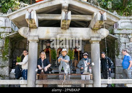 April 2023, Kiyomizu-dera-Tempel in Kyoto, Menschen, die aus dem Otowa-Wasserfall trinken, um Glück zu haben, Japan, Asien Stockfoto