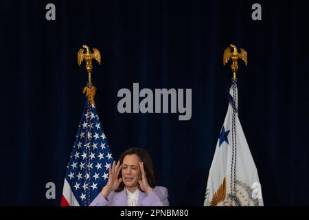 Los Angeles, USA. 17. April 2023. US-Vizepräsident Kamala Harris spricht am Montag, den 17. April, auf dem Los Angeles CleanTech Incubator (LACI) in Los Angeles, Kalifornien, USA, 2023. LACI, gegründet von der Stadt Los Angeles und ihrem Ministerium für Wasser und Strom im Jahr 2011, hat einen zweiten Fonds mit Unterstützung eingerichtet, um Gemeinden zu unterstützen, die häufig Schwierigkeiten haben, Finanzmittel zu beschaffen. Fotograf: Eric Thayer/Pool/Sipa USA Credit: SIPA USA/Alamy Live News Stockfoto