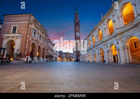 Vicenza, Italien. Stadtbild des historischen Zentrums von Vicenza, Italien mit altem Platz ( Piazza dei Signori) bei Sonnenaufgang. Stockfoto