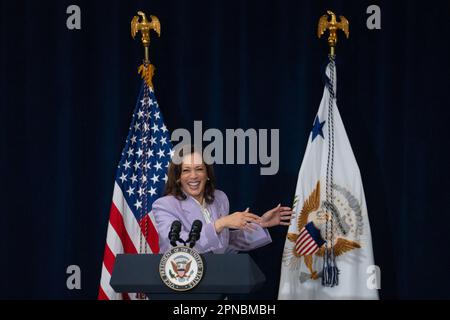 Los Angeles, USA. 17. April 2023. US-Vizepräsident Kamala Harris spricht am Montag, den 17. April, auf dem Los Angeles CleanTech Incubator (LACI) in Los Angeles, Kalifornien, USA, 2023. LACI, gegründet von der Stadt Los Angeles und ihrem Ministerium für Wasser und Strom im Jahr 2011, hat einen zweiten Fonds mit Unterstützung eingerichtet, um Gemeinden zu unterstützen, die häufig Schwierigkeiten haben, Finanzmittel zu beschaffen. Fotograf: Eric Thayer/Pool/Sipa USA Credit: SIPA USA/Alamy Live News Stockfoto