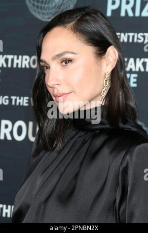 LOS ANGELES – 15. April: Gal Gadot bei der Zeremonie des Durchbruchpreises 9. Ankunft im Academy Museum of Motion Pictures am 15. April 2023 in Los Angeles, Kalifornien Stockfoto