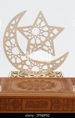 Heiliger Koran und Halbmond und Stern, Symbole des islamischen Glaubens. Muslimische Symbole. Stockfoto