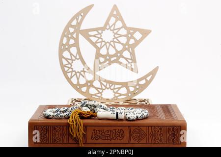 Heiliger Koran, Gebetsperlen und Halbmond und Stern, Symbole des islamischen Glaubens. Muslimische Symbole. Stockfoto