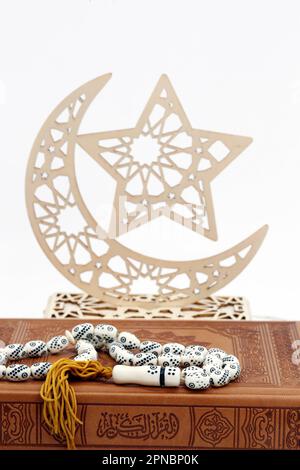 Heiliger Koran, Gebetsperlen und Halbmond und Stern, Symbole des islamischen Glaubens. Muslimische Symbole. Stockfoto