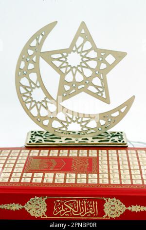 Heiliger Koran und Halbmond und Stern, Symbole des islamischen Glaubens. Muslimische Symbole. Stockfoto