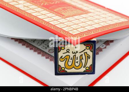 Deckblatt des Heiligen Korans (Koran) mit den 99 Namen Allahs in arabischer Kalligraphie. Religiöser Text. Stockfoto