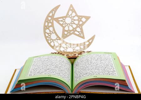 Offener heiliger Koran ( Kuran ) und Halbmond und Stern, Symbole des islamischen Glaubens. Muslimische Symbole. Stockfoto