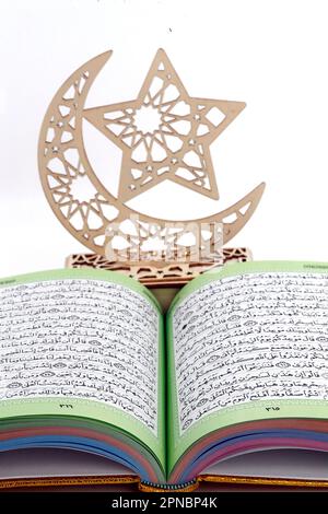 Offener heiliger Koran ( Kuran ) und Halbmond und Stern, Symbole des islamischen Glaubens. Muslimische Symbole. Stockfoto