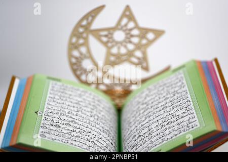 Offener heiliger Koran ( Kuran ) und Halbmond und Stern, Symbole des islamischen Glaubens. Muslimische Symbole. Stockfoto