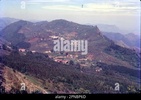 Kodaikanal ist eine Bergstadt im südindischen Bundesstaat Tamil Nadu. Es liegt in einem Gebiet mit Granitklippen, bewaldeten Tälern, Seen, Wasserfällen und grasbedeckten Hügeln. Die Stadt liegt 2.000 Meter über dem Meeresspiegel und umringt den von Menschenhand geschaffenen, sternförmigen Kodaikanal Lake, der von immergrünen Wäldern umgeben ist. Ruderboote können gemietet werden, und Wanderer und Radfahrer folgen dem 5k Lake Road Pfad am Ufer. Stockfoto