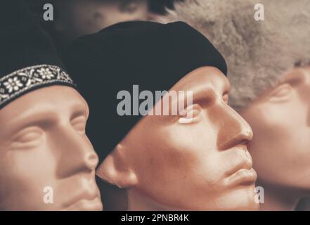 Mannequin mit schwarzem Hut oder Mütze in einem Schaufensterladen. Stockfoto
