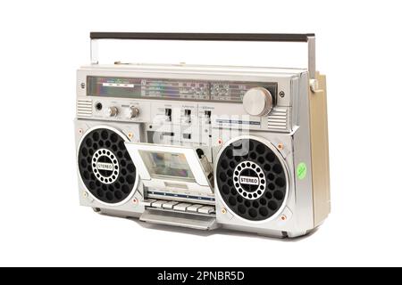 Silberner Radio-Boombox-Kassettenrekorder im Retro-Ghetto von 80s. Stockfoto