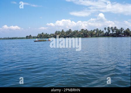 Die malerischen Nebengewässer von Kerala bestehen aus einem ruhigen Abschnitt von Seen, Kanälen und Lagunen, die parallel zur Küste des Arabischen Meeres liegen. Die abgelegenen Regionen von Kerala sind eines der beliebtesten Reiseziele der Welt. Stockfoto