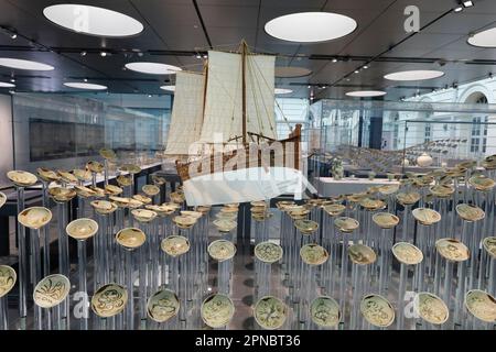 Museum Für Asiatische Zivilisationen. Keramikausstellung aus einem Schiffswrack der Tang-Dynastie nahe Belitung Island, vor Sumatra im Jahr 1998. Singapur. Stockfoto