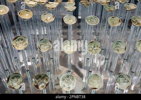 Museum Für Asiatische Zivilisationen. Keramikausstellung aus einem Schiffswrack der Tang-Dynastie nahe Belitung Island, vor Sumatra im Jahr 1998. Singapur. Stockfoto