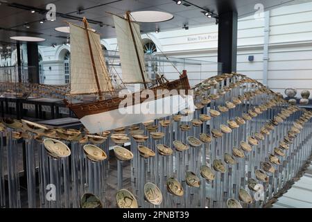 Museum Für Asiatische Zivilisationen. Keramikausstellung aus einem Schiffswrack der Tang-Dynastie nahe Belitung Island, vor Sumatra im Jahr 1998. Singapur. Stockfoto