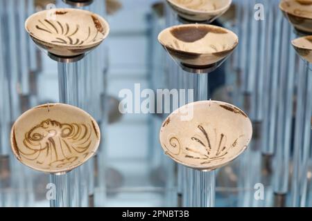 Museum Für Asiatische Zivilisationen. Keramikausstellung aus einem Schiffswrack der Tang-Dynastie nahe Belitung Island, vor Sumatra im Jahr 1998. Singapur. Stockfoto