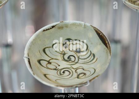 Museum Für Asiatische Zivilisationen. Keramikausstellung aus einem Schiffswrack der Tang-Dynastie nahe Belitung Island, vor Sumatra im Jahr 1998. Singapur. Stockfoto