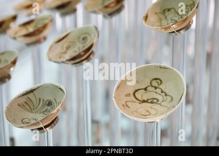 Museum Für Asiatische Zivilisationen. Keramikausstellung aus einem Schiffswrack der Tang-Dynastie nahe Belitung Island, vor Sumatra im Jahr 1998. Singapur. Stockfoto