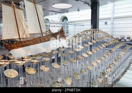 Museum Für Asiatische Zivilisationen. Keramikausstellung aus einem Schiffswrack der Tang-Dynastie nahe Belitung Island, vor Sumatra im Jahr 1998. Singapur. Stockfoto