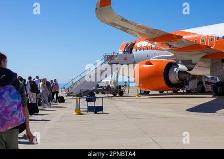 EasyJet Flugzeug, Passagiere warten auf den Einstieg, almeria Flughafen, spanien Stockfoto