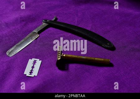 Bild: Vintage Straight Razor, klappbare Ustraa, Rasierklinge und Rasiermaschine, Pune, Maharashtra, Indien. Stockfoto