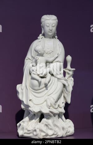 Museum Für Asiatische Zivilisationen. Guanyin, die Bodhisattva des Mitgefühls) mit einem Kind. Porzellan. China, 17. Jahrhundert. Singapur. Stockfoto