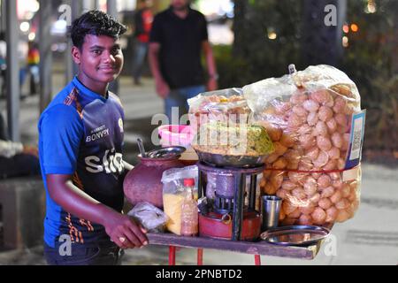 INDIEN, MAHARASHTRA, PUNE, Dezember 2022, Panipuri Verkäufer auf einer Straße, Panipuri ist ein hohles, gebratenes Knuspermüsli gefüllt mit Dhal, Gemüse und Chutney. Stockfoto