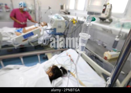 Tam Duc Kardiologie Krankenhaus. Vietnamesische Kind leiden von Herzkrankheiten. Intensivstation. Ho Chi Minh City. Vietnam. Stockfoto